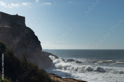 A huge wave crashes onto the beach.거대한 파도가 바닷가로 몰려옵니다.