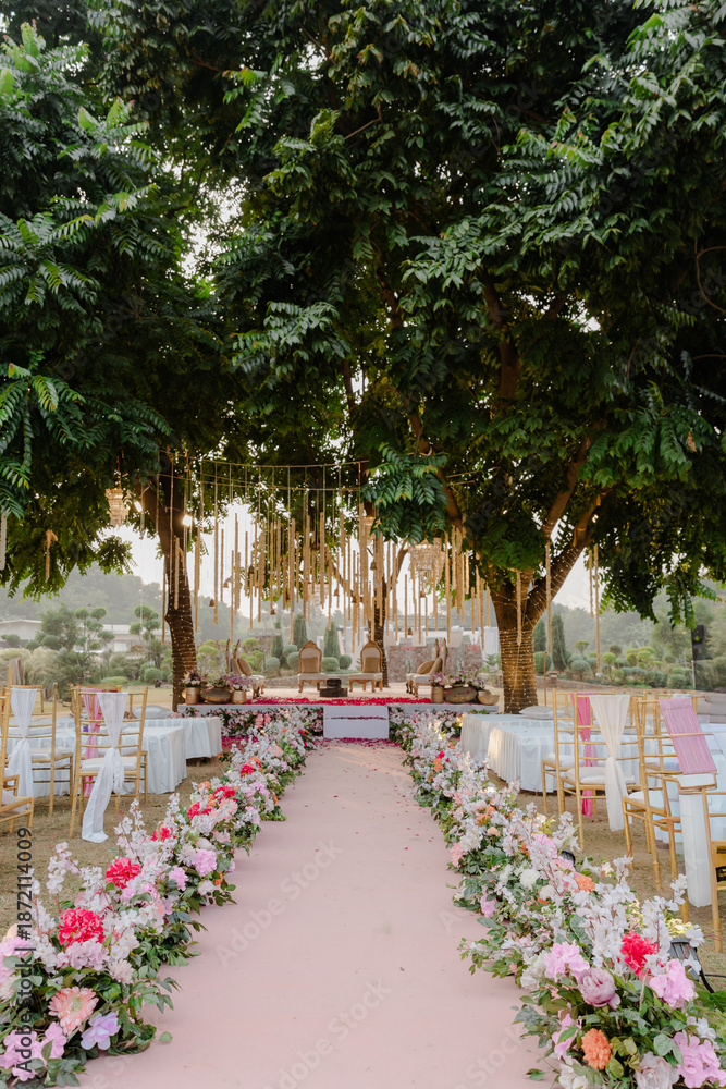 Obraz premium Beautiful Wedding Ceremony Aisle and Decor Under Tree Canopy: Dreamy Setting