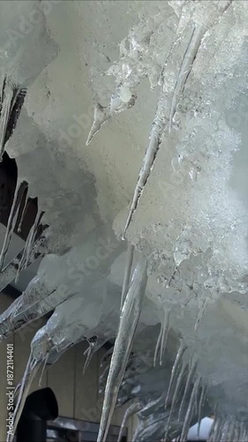 屋根のツララ　氷柱　冬　雪　氷　滴り落ちる水滴
