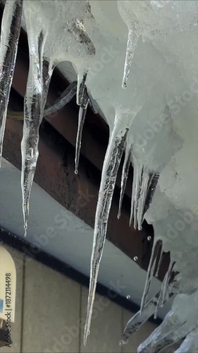 屋根のツララ　氷柱　冬　雪　氷　滴り落ちる水滴