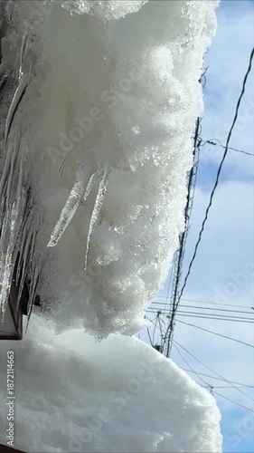 屋根のツララ　氷柱　冬　雪　氷　滴り落ちる水滴