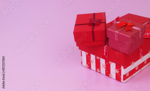 Photos Gift boxes on pink background