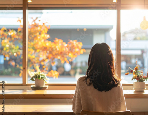 秋のカフェでくつろぐ女性