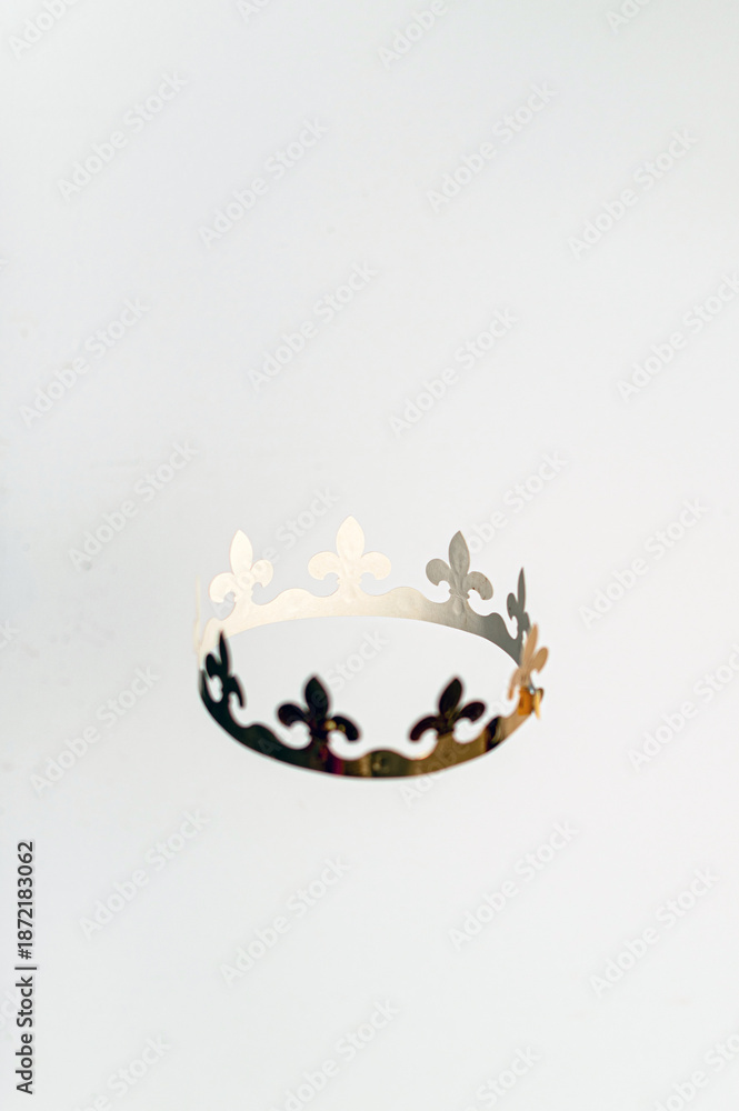 Φωτογραφία Corona dorada aislada sobre fondo blanco, fotografiada en estudio
