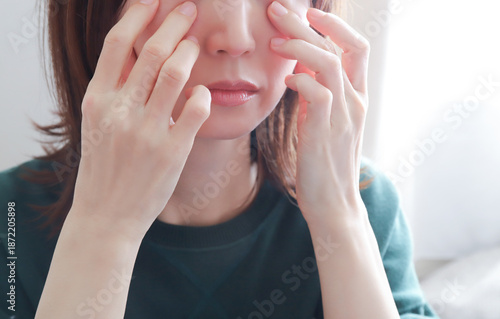 Bild auf Leinwand 目元を触る女性の肌悩み