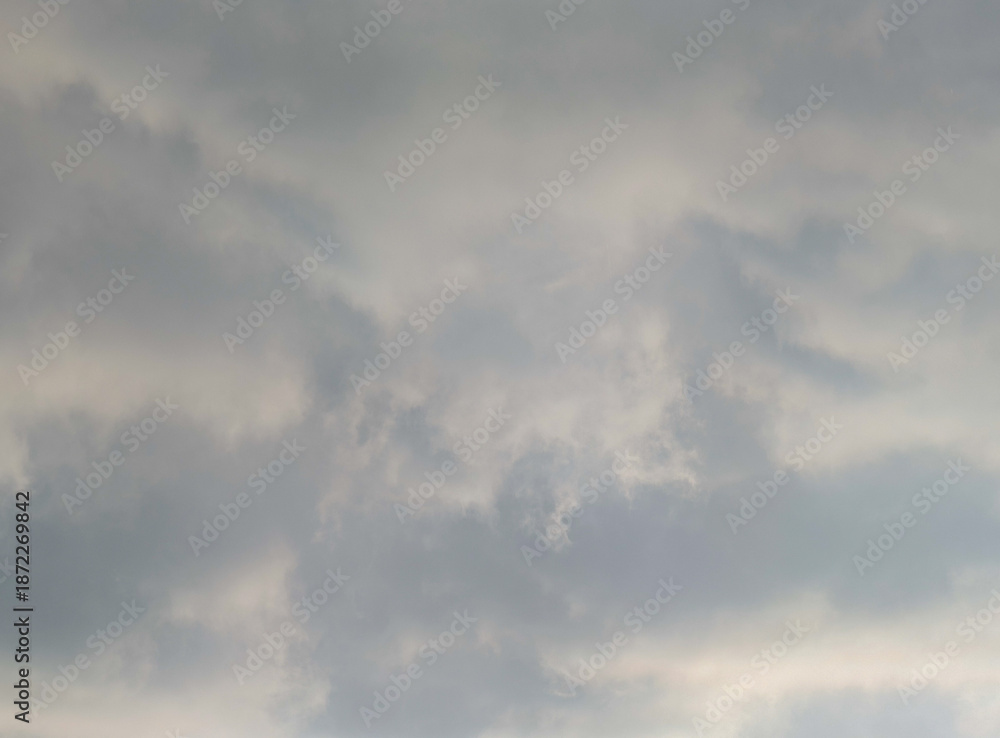 Obraz premium Soft gray clouds filled the vast sky