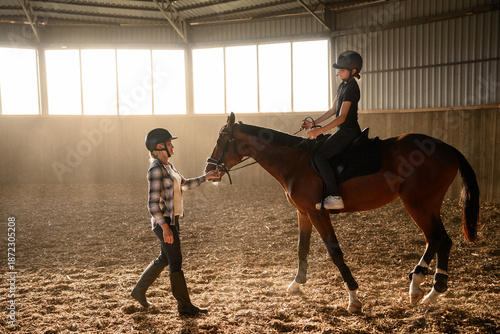 Foto Mentor teaches horseback riding