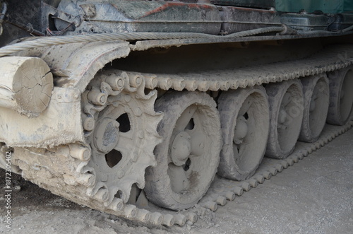 Czołg - zabłocona gąsienica