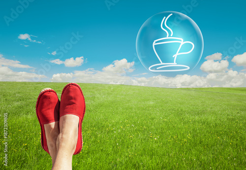 Wiese mit Beinen in Espadrilles und Zeichnugn einer Kaffeetasse