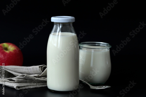 Milchflasche und Joghurt