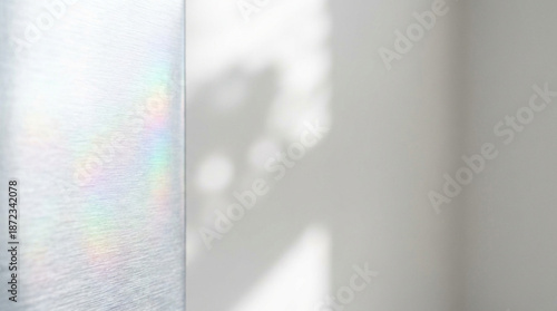 白いカーテンに映る虹色のプリズム光と窓辺の柔らかな影の詩的な光景