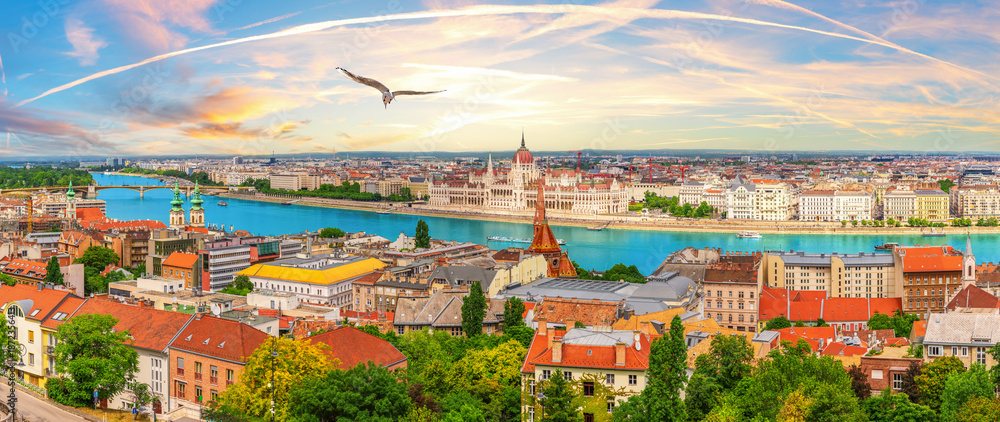 Obraz premium Budapest skyline panorama of Hungarian Parliament and Calvinist church on the Danube