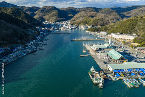 Fotografi Winter aerial view of a historic fishing port town and harbor in Hinase, Okayama, Japan