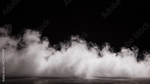 煙は、目に見える発生源のない暗い環境で上昇します