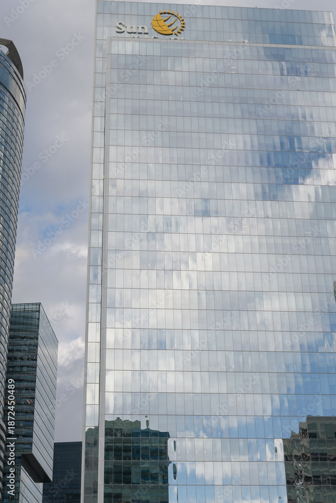 Obraz premium south elevation of Sun Life Financial at One York (also called Sun Life Financial Tower / One York Street), designed by Sweeny Sterling Finlayson & Co. Architects Inc, Toronto