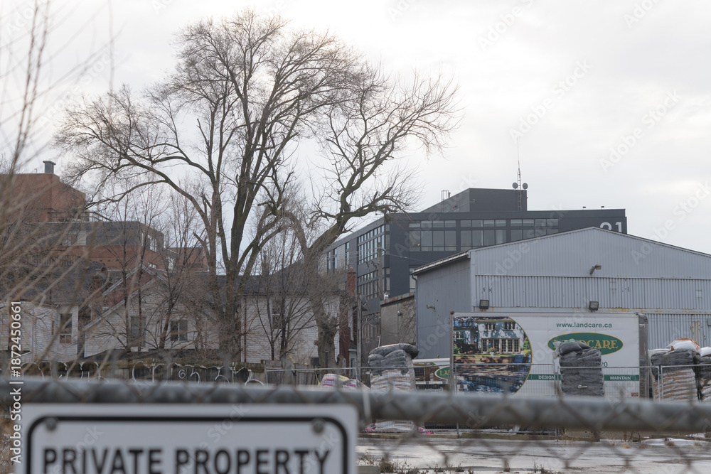 Obraz premium looking south to empty lot at 45b Ernest Av, winter, Toronto