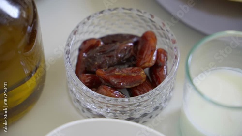 dates with a glass of milk, Ramadan meal 