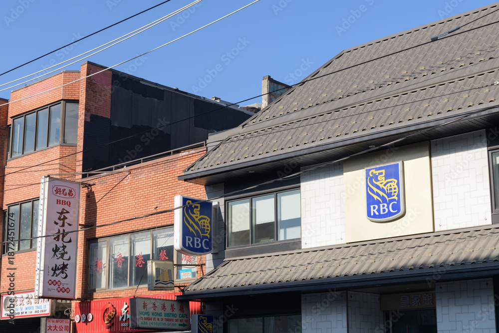 Naklejka premium exterior of RBC Royal Bank branch at 468 Dundas St W, Toronto