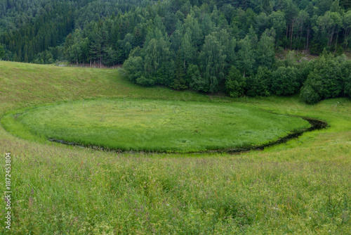 Hier ist eine sogenannte Eisgrube, Dead Ice Pit. Solche Gruben entstanden am Ende der letzten Eiszeit, als das Eis schmolz. Gesehen in Norwegen, Trøndelag auf dem Pilgrimsleden, Olavsweg.