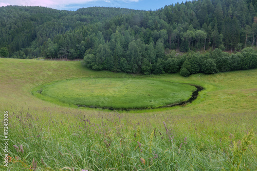 Hier ist eine sogenannte Eisgrube, Dead Ice Pit. Solche Gruben entstanden am Ende der letzten Eiszeit, als das Eis schmolz. Gesehen in Norwegen, Trøndelag auf dem Pilgrimsleden, Olavsweg.