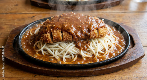 熱々湯気の釧路名物スパカツ、鉄板で提供されるボリューム満点の一皿