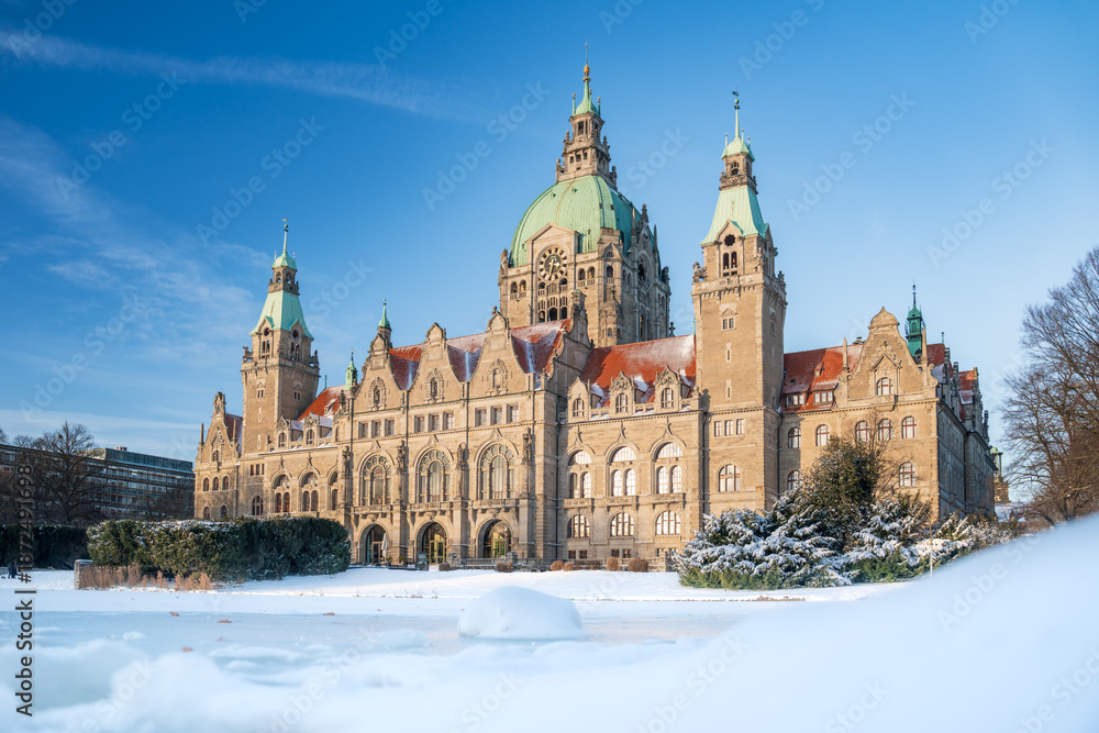 Obraz premium Das neue Rathaus in Hannover mit den charakteristischen Kuppel am Maschpark in Hannover, der Landeshauptstadt von Niedersachen im Winter mit Schnee