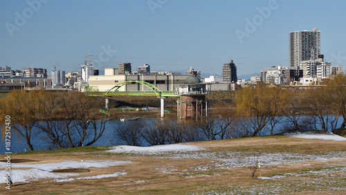 Wallpaper Mural 江戸川堤、金町浄水場取水塔 Torontodigital.ca