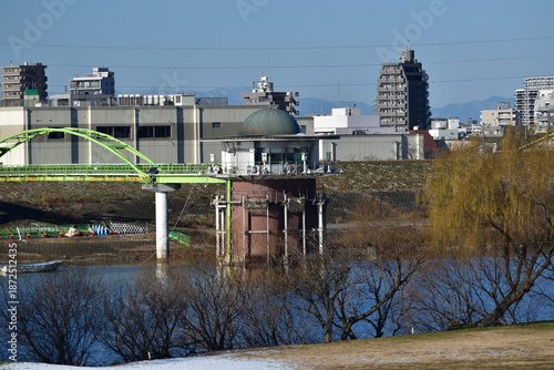 Wallpaper Mural 江戸川堤、金町浄水場取水塔 Torontodigital.ca
