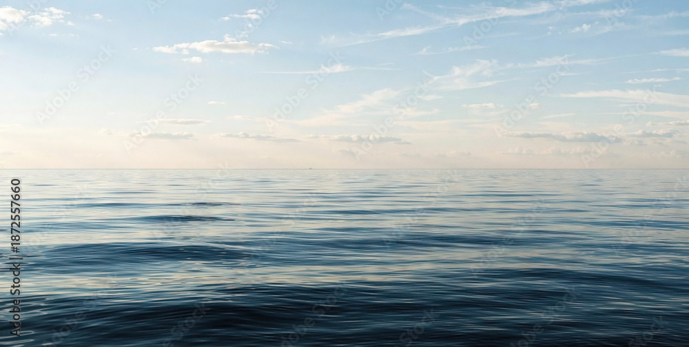 Obraz premium Calm Ocean Waves Under a Clear Sky at Sunset