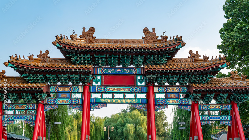 Obraz premium Traditional Chinese Archway with Colorful Decoration