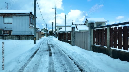 冬の東北、積雪した住宅街の小路を走る車載映像