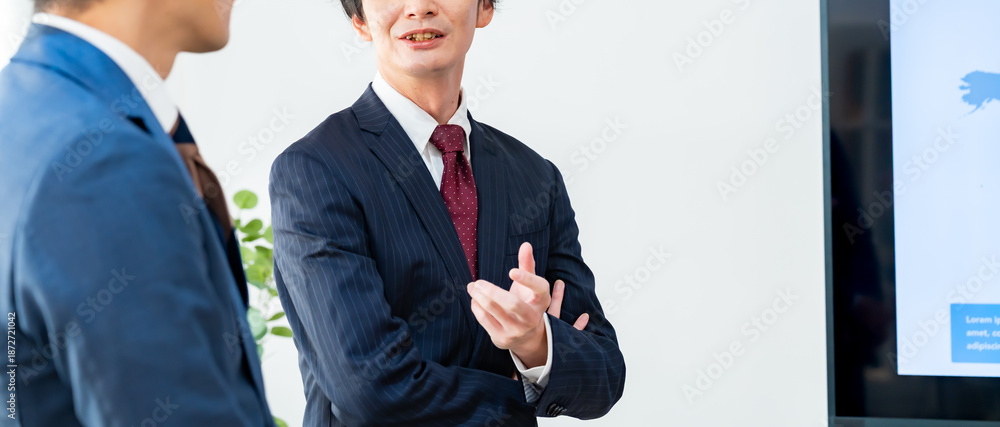 Foto 話をする男性