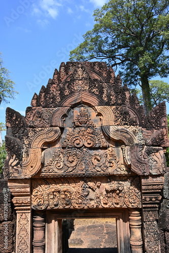 Billede på lærred Closeup of the intricate stone carvings on a Khmer temple in the Angkor Wat area