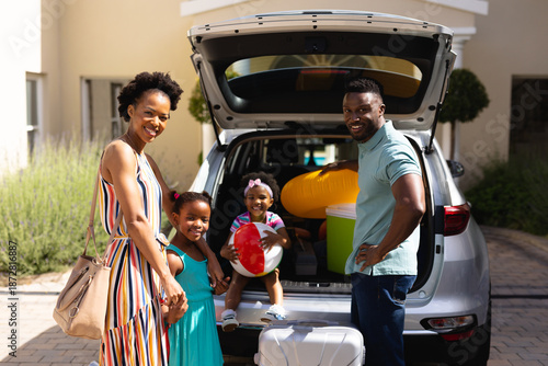 Cuadro en lienzo Portrait of african american family smiling while standing near their car