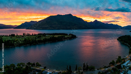 Obraz na plátně Sunset Over Lake Wakatipu with Mountains and Reflections, Queenstown, New Zealan