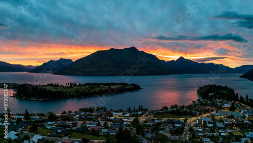 Schilderij op canvas Sunset Over Lake Wakatipu with Mountains and Reflections, Queenstown, New Zealan