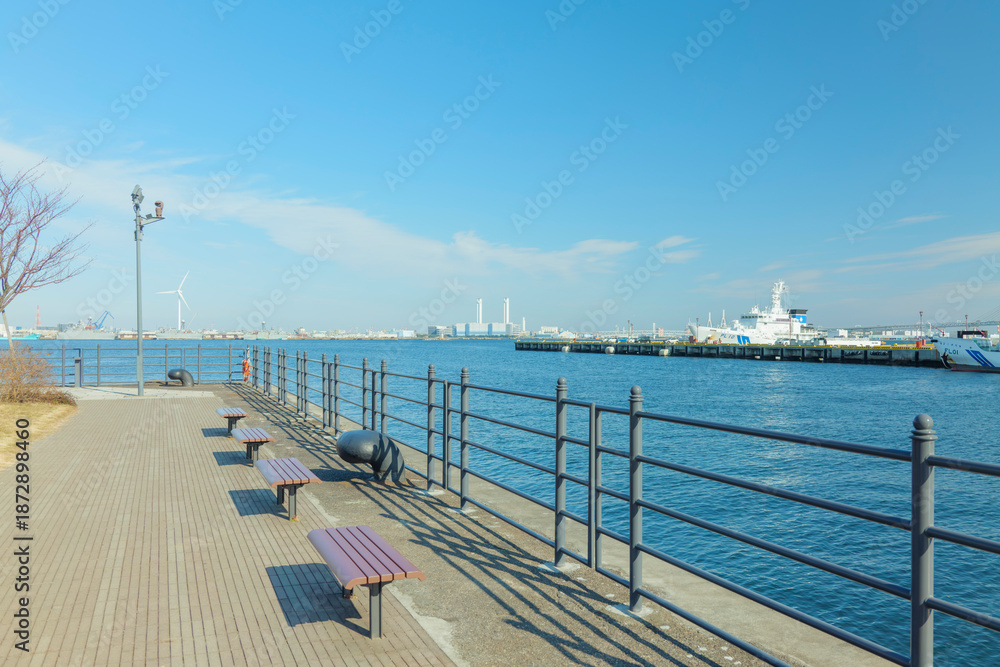 Obraz premium 快晴の横浜港と海上保安庁の巡視船