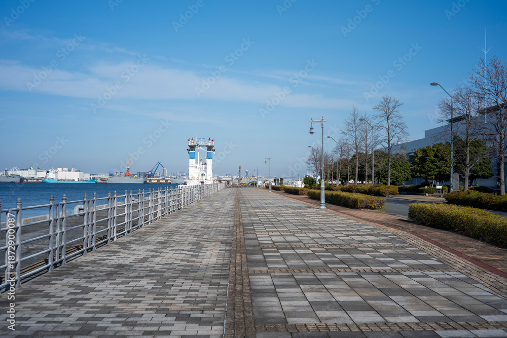 Obraz premium 快晴の横浜港と海上保安庁の巡視船