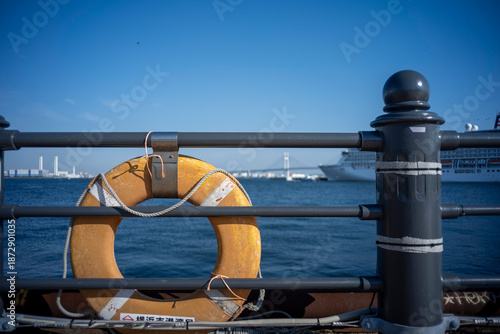 冬の横浜港　浮き輪
