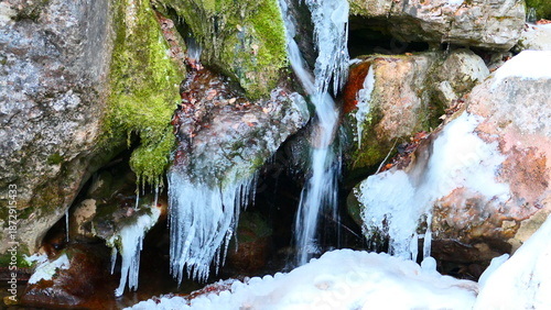 Eisformationen in den Felsen der Myrafälle in Niederösterreich