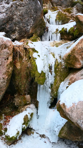 Myrafälle, gefrorene Eiskaskaden, winterliche Wanderungen in Niederösterreich