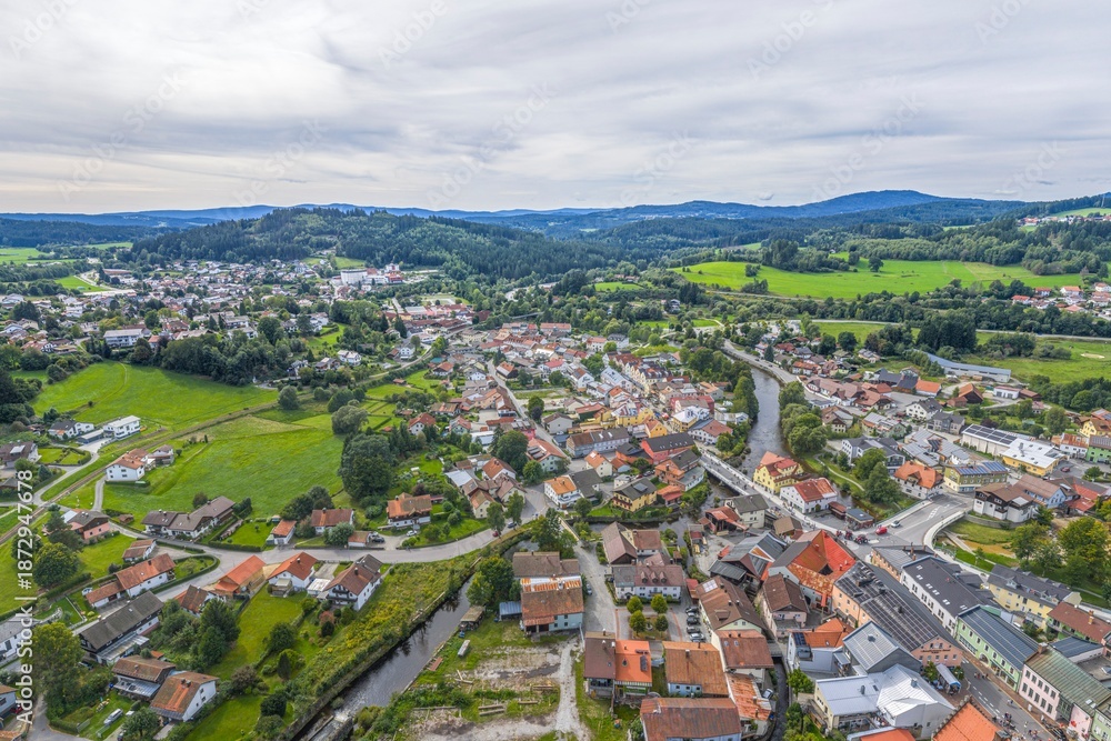 Fototapeta premium Ausblick von oben auf den Luftkurort Zwiesel im Kreis Regen im Bayerischen Wald