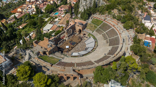 Tableau sur toile Aerial view of the ancient theatre of Taormina, in province of messina, Sicily, italy