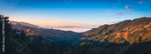 Schilderij op canvas Beautiful panorama landscape skyline of Doi Sakad mountain valley with fog at su