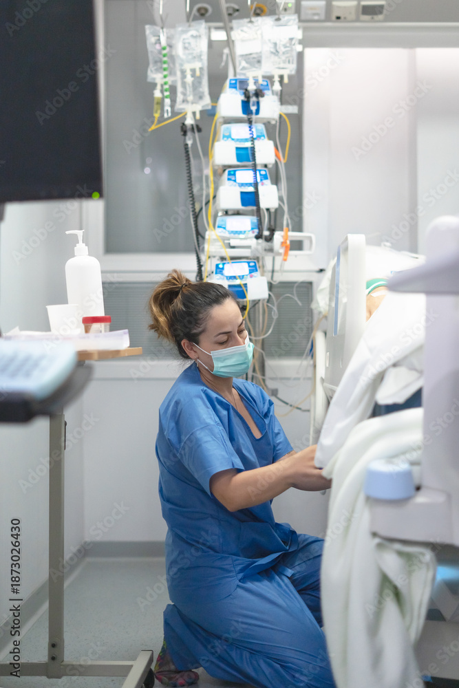 Obraz premium Nurse caring for patient in intensive care unit