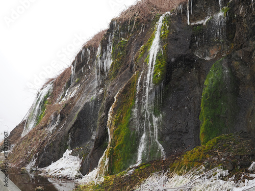 寒い冬の日のフンベの滝の風景