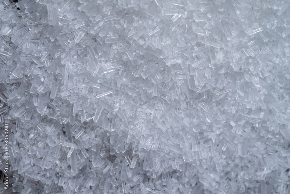 Obraz premium Detailed macro texture of white monosodium glutamate crystals. Pure MSG seasoning background for food science and culinary industry concepts.