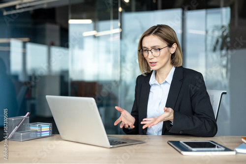 Fotografi Businesswoman experiencing frustration and stress during a video call on her lap