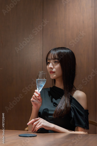 バーで黒いドレスを着た日本人女性モデル