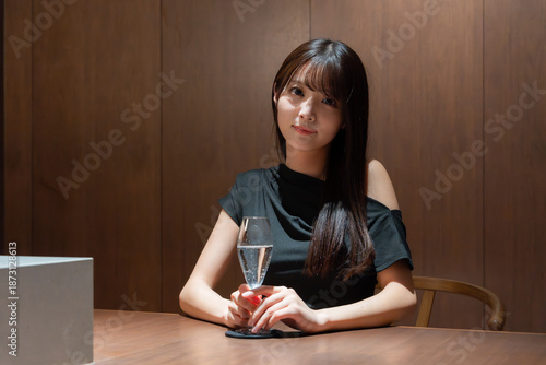 バーで黒いドレスを着た笑顔の日本人女性モデル